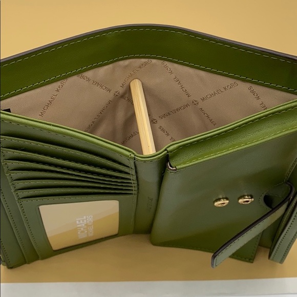 MICHAEL KORS LARGE DOUBLE ZIP WRISTLET EVERGREEN - Picture 7 of 16